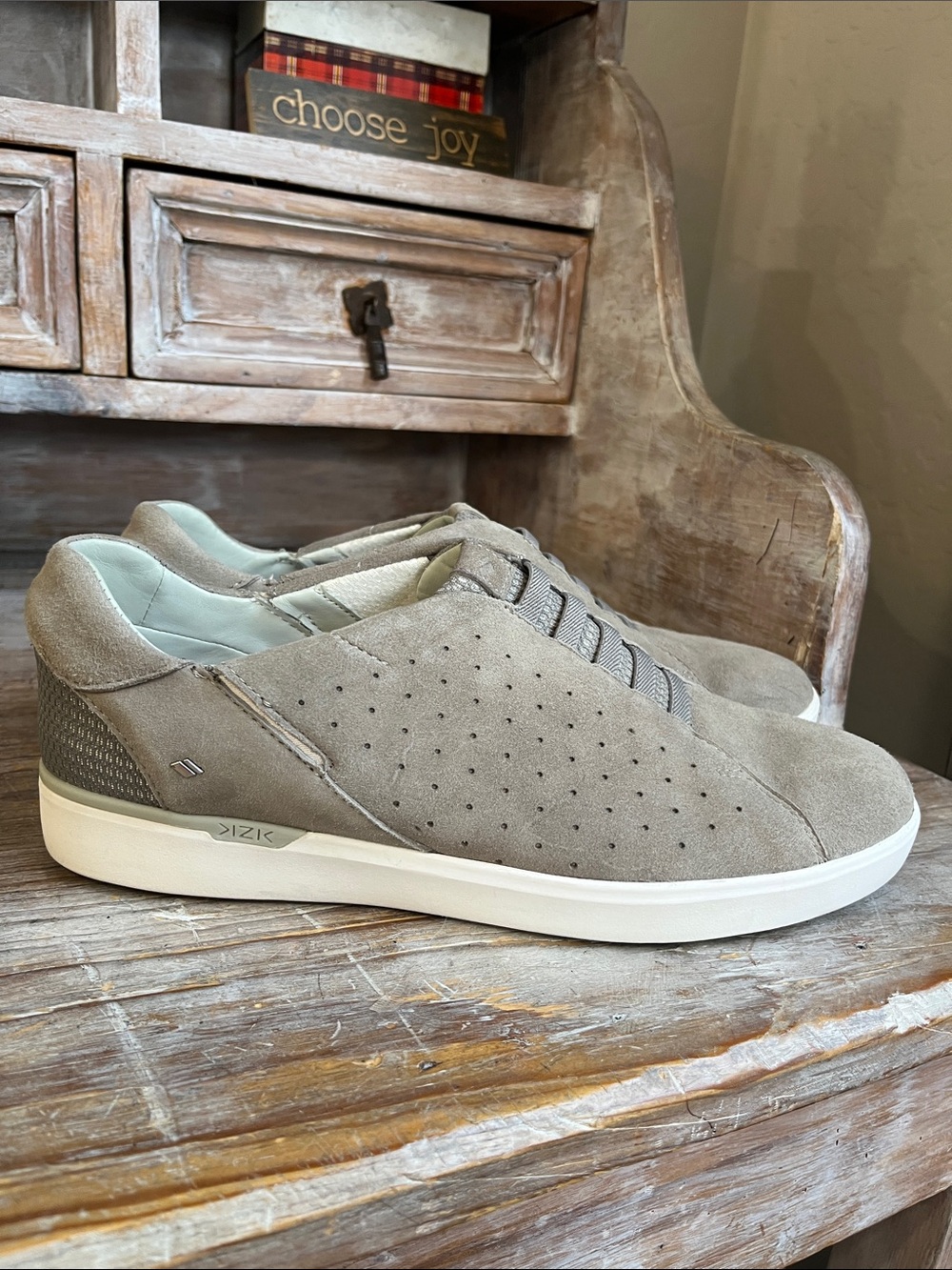🩶 Kizik Miami Slip On Sneakers Suede Leather Size 9.5 Grey